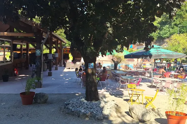 clients en terrasse du restaurant du Camping les Foulons en Ardèche